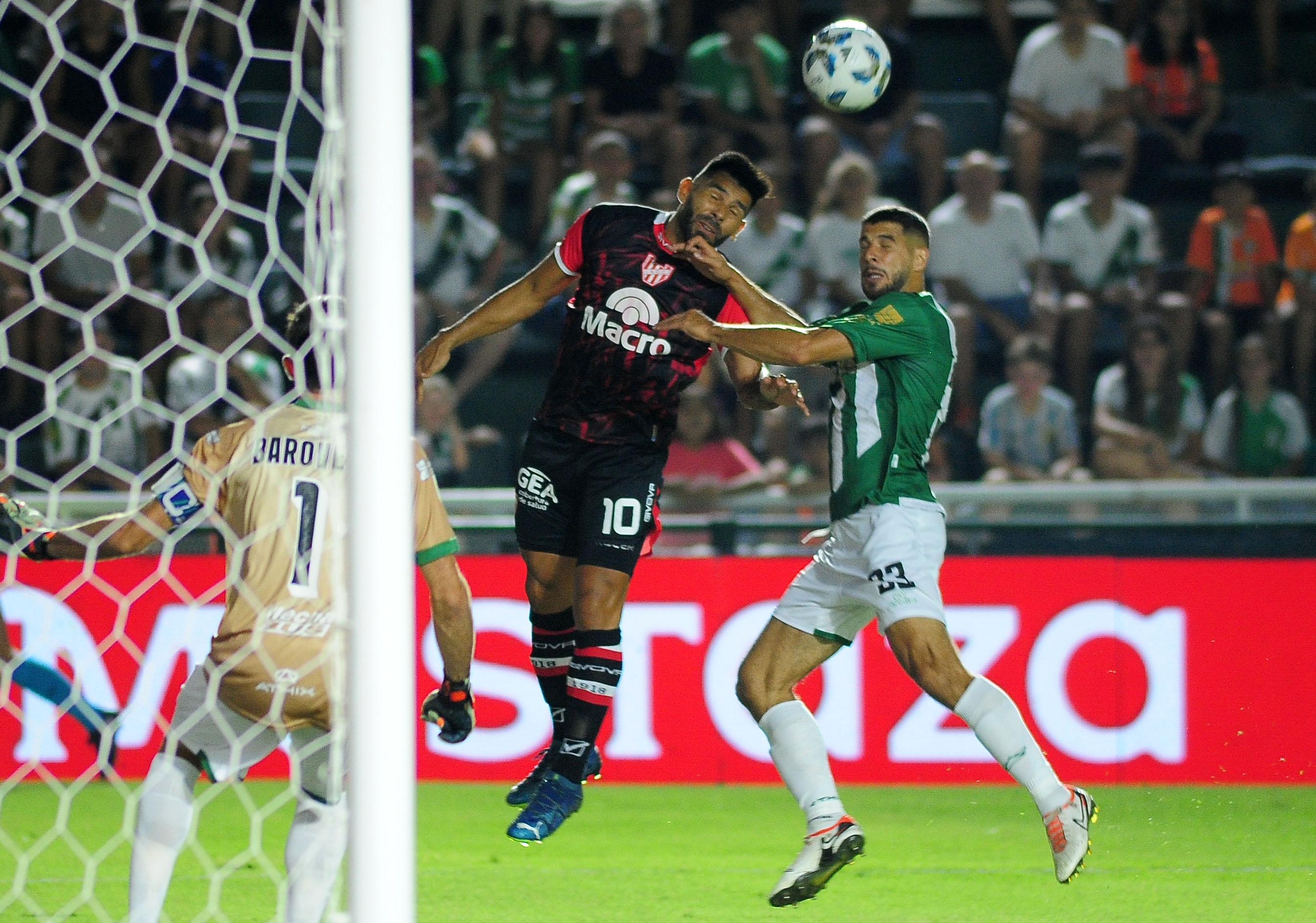 Silvio Romero, referente de Instituto, en el partido ante Banfield por la Copa de la Liga Profesional. (Fotobaires)