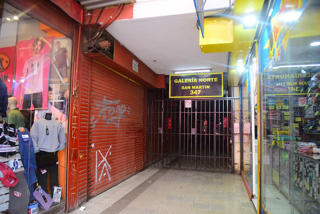 Galería Norte clausurada cerrada . comerciantes trabajan en la calle reparando celulares . (José Gabriel Hernández / La Voz)