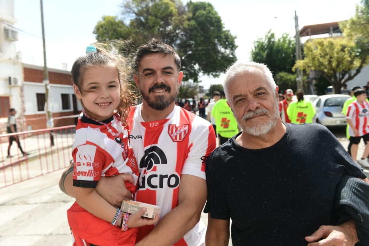 Hinchas de Instituto en la previa del clásico con Talleres en Alta Córdoba. (José Gabriel Hernández y Javier Ferreyra / La Voz)