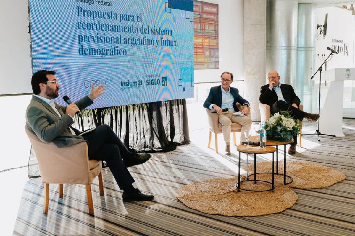 Manuel Mera, director del Programa de Protección Social de CIPPEC; Osvaldo Giordano, Presidente del IERAL (Fundación Mediterránea) e integrante del Consejo de Administración de CIPPEC; y Rafael Rofman, Investigador Principal de CIPPEC. (Cippec)