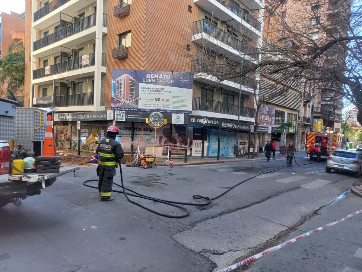 Evacuación en Nueva Córdoba. Por la rotura de un caño de gas, evacuaron preventivamente a varios vecinos. (Gentileza)