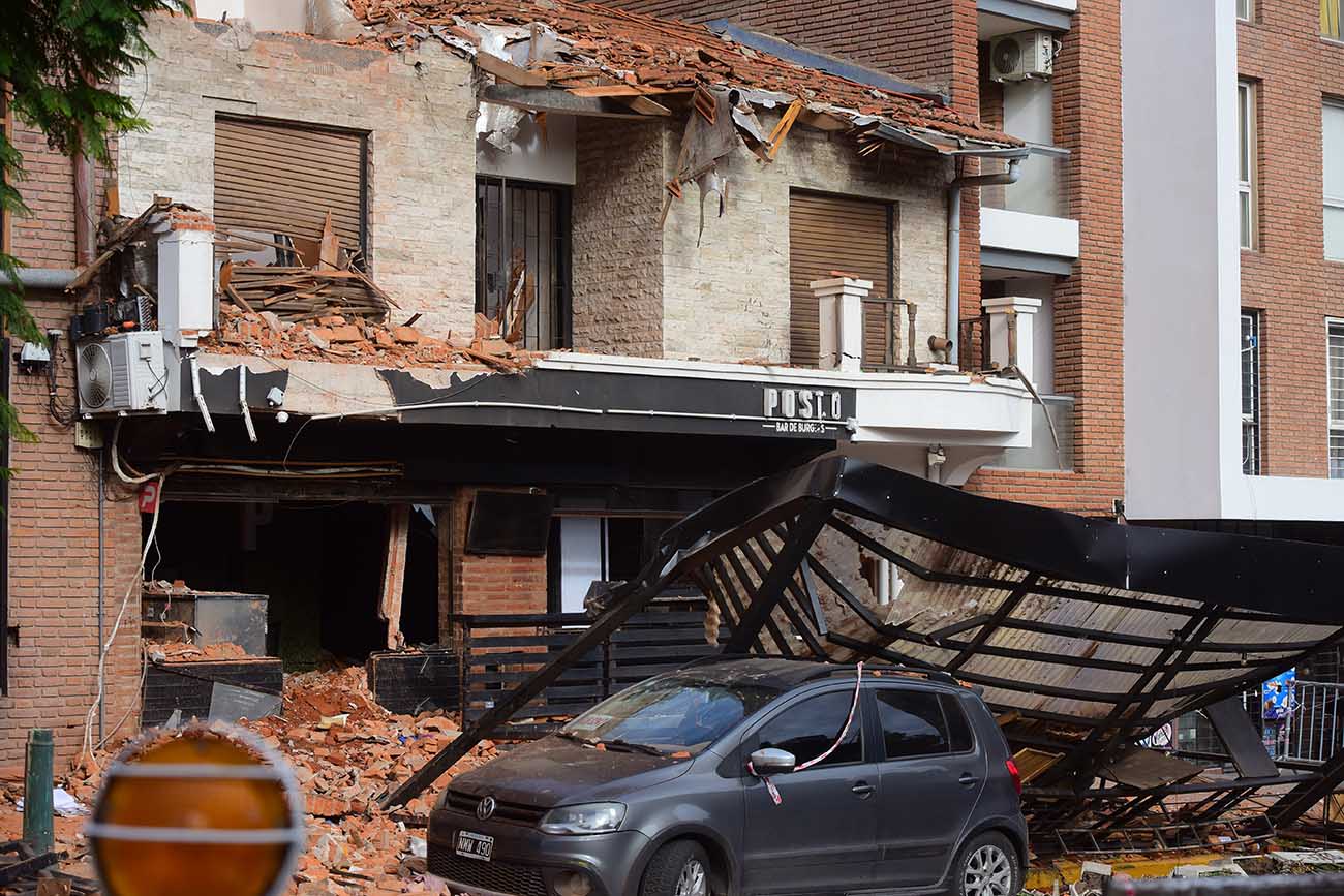 Trágico derrumbe en Córdoba: un muerto y siete heridos en un bar de barrio Güemes. Sucedió el sábado por la noche en bulevar San Juan al 673, en medio del fuerte viento.
Foto: José Gabriel Hernández / La Voz