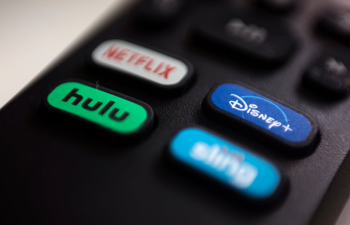 El abono a las plataformas de streaming está incluido en la devolución de percepciones. (AP foto/Jenny Kane)