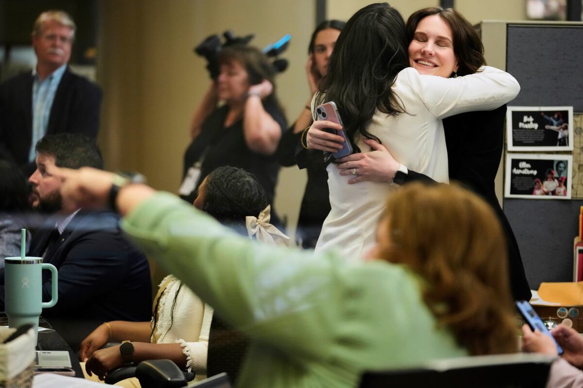 Empleados de la Nasa celebran en el Centro Espacial Johnson de Houston tras ver a los astronautas amerizar en la costa de Florida. (AP / Ashley Landis)