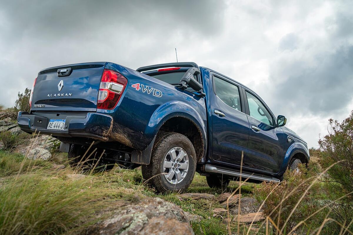 La versión 4WD ha comenzado a salir de la línea de fábrica de Santa Isabel durante marzo y ya está disponible a partir de abril para su comercialización.