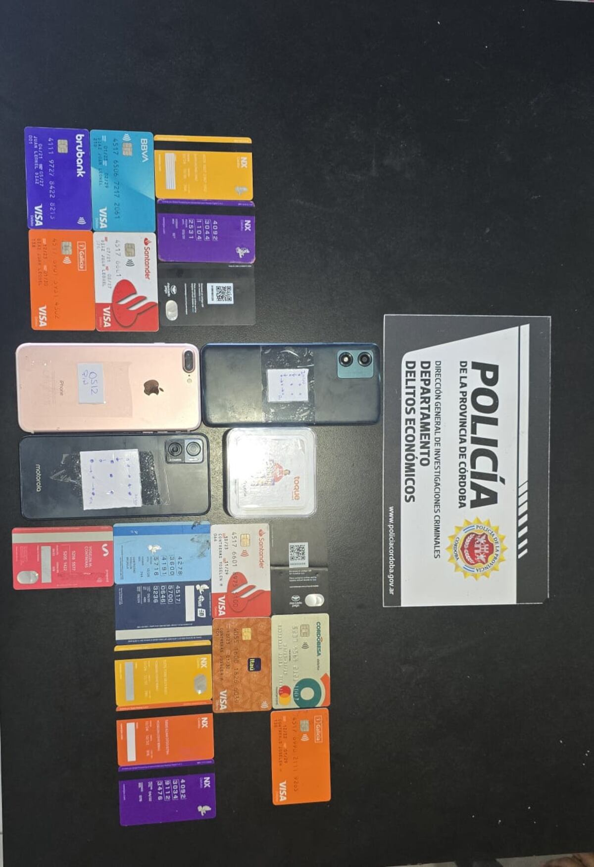 Secuestro. Parte del material secuestrado a la banda que se usará como prueba para profundizar la investigación de la causa. (Prensa Policía Córdoba)