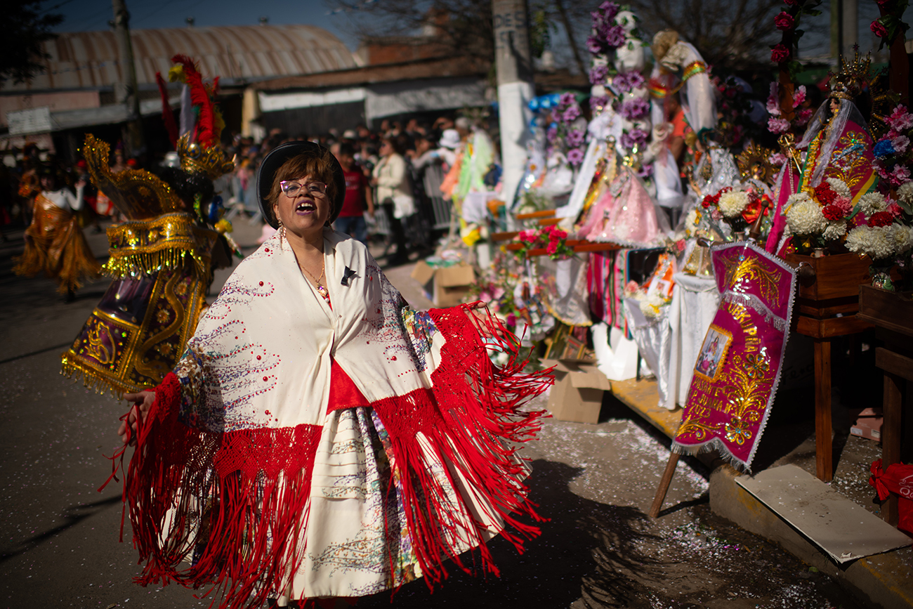 Celebración de la virgen de Urkupiña en Villa El Libertador. Luego de la procesión, los caporales –grupos de bailes típicos de Bolivia– realizan un desfile por la Avenida de Mayo y terminan en la plaza, donde está emplazada la Virgen y donde la reverencian. Detrás de los caporales, pasan los autos con ofrendas (Pedro Castillo / La Voz).