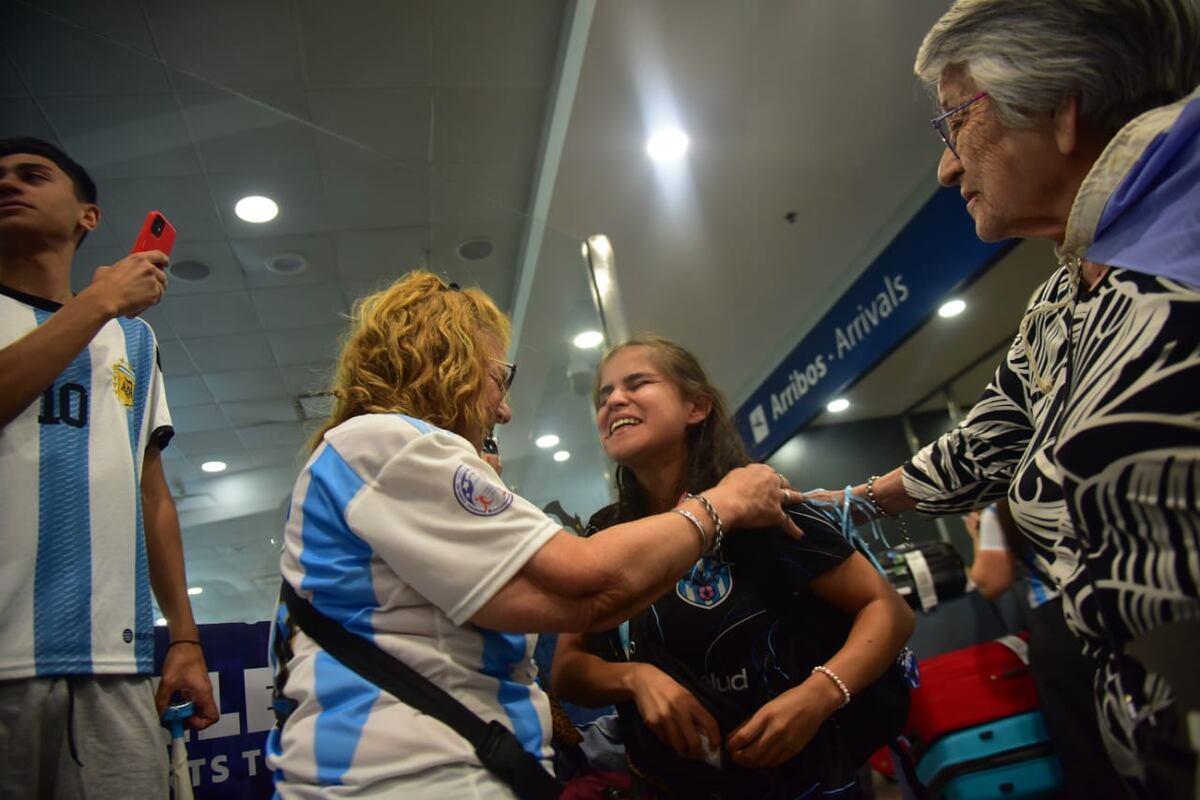 Las Murciélagas llegaron a Córdoba tras conquistar su segunda Copa del Mundo. (Javier Ferreyra / La Voz)