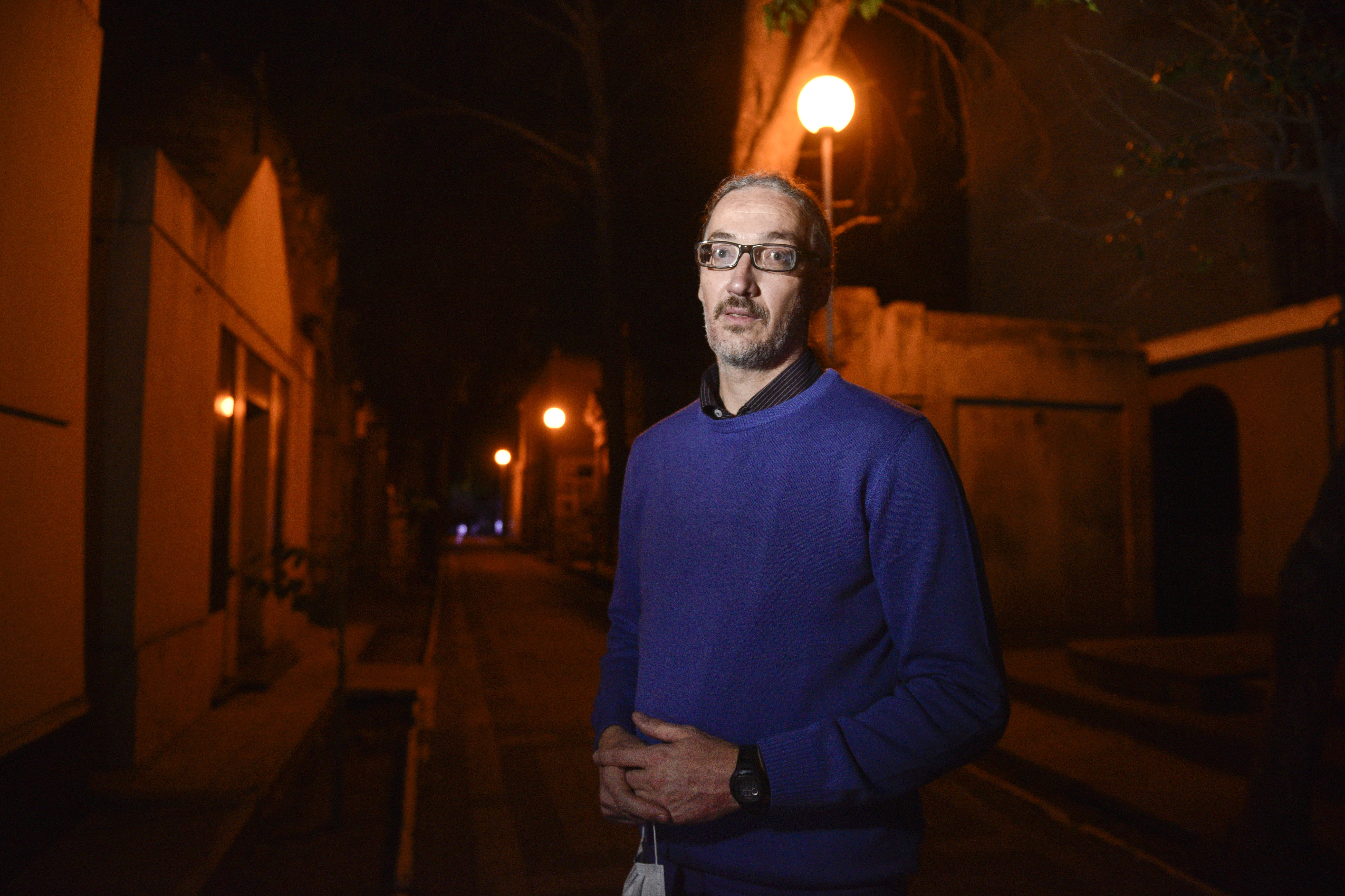 Federico, el guía del cementerio que acompañó a La Voz durante su recorrido. (Facundo Luque)
