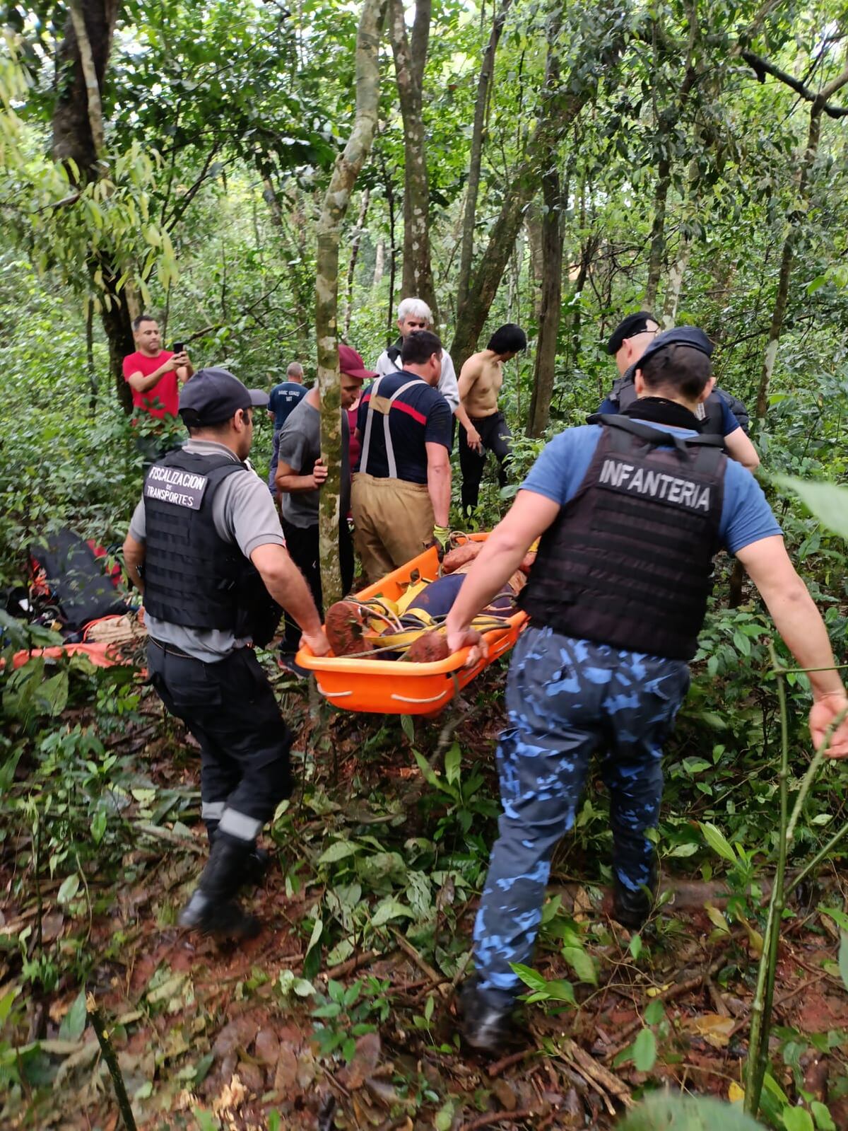 Intentó salvar a su perro y cayeron juntos a un pozo en Misiones: los rescataron los bomberos