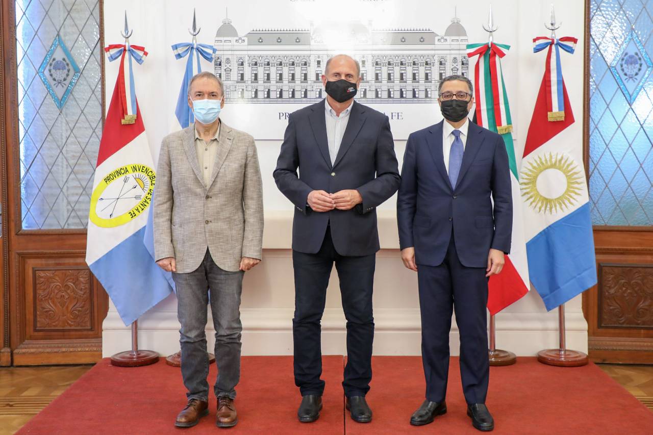 Los gobernadores de Santa Fe y Córdoba, Omar Perotti y Juan Schiaretti, firmaron el convenio para financiar la construcción del acueducto interprovincial. En el acto participó el jefe de la Delegación del Fondo Kuwaití, Tareq Al Menayes.