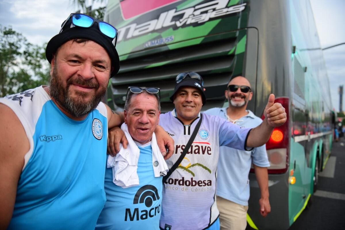 Belgrano: Los hinchas en la previa del partido frente a Argentinos Juniors por una de las semifinales de la Copa Argentina, en Rosario. (José Hernández / La Voz)