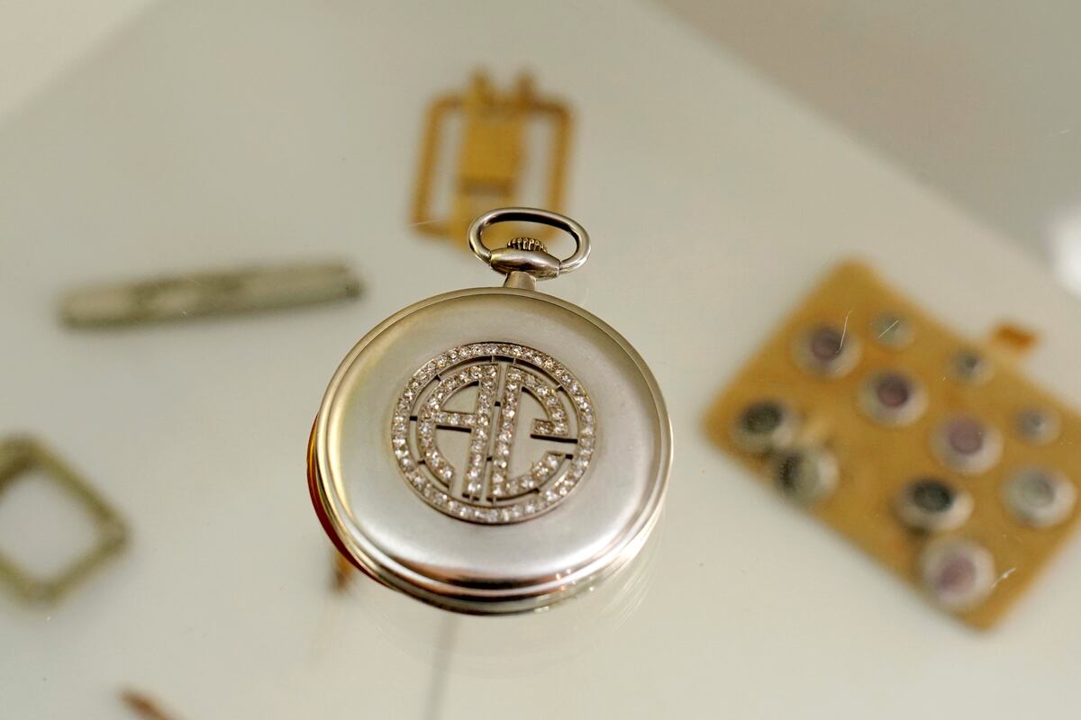 Un reloj de bolsillo decorado con diamantes que forman las iniciales de Al Capone. (AP / Archivo)