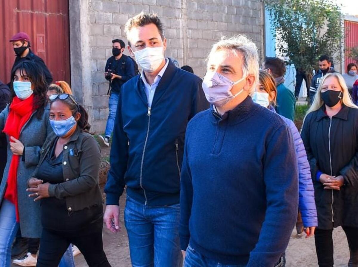 El intendente, Martín Llaryora, y el vicegobernador a cargo del Ejecutivo, Manuel Calvo, recorren la Villa Los Artesanos. (Prensa Municipalidad de Córdoba)