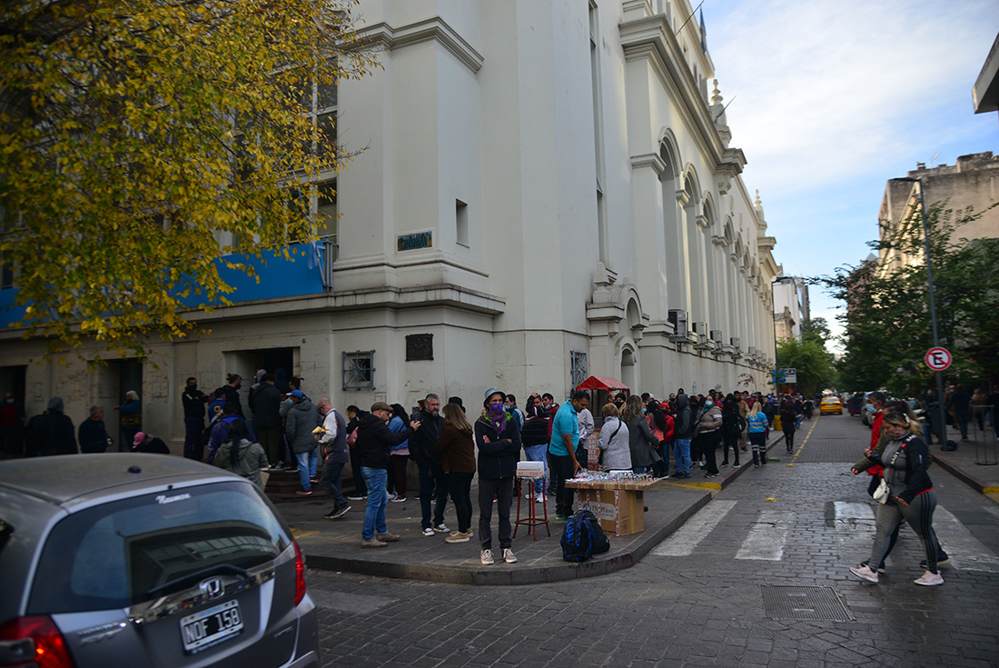 Lasgas colas de gente en el Anses para anotarse en el IFE 4. (Pedro Castillo/LaVoz)