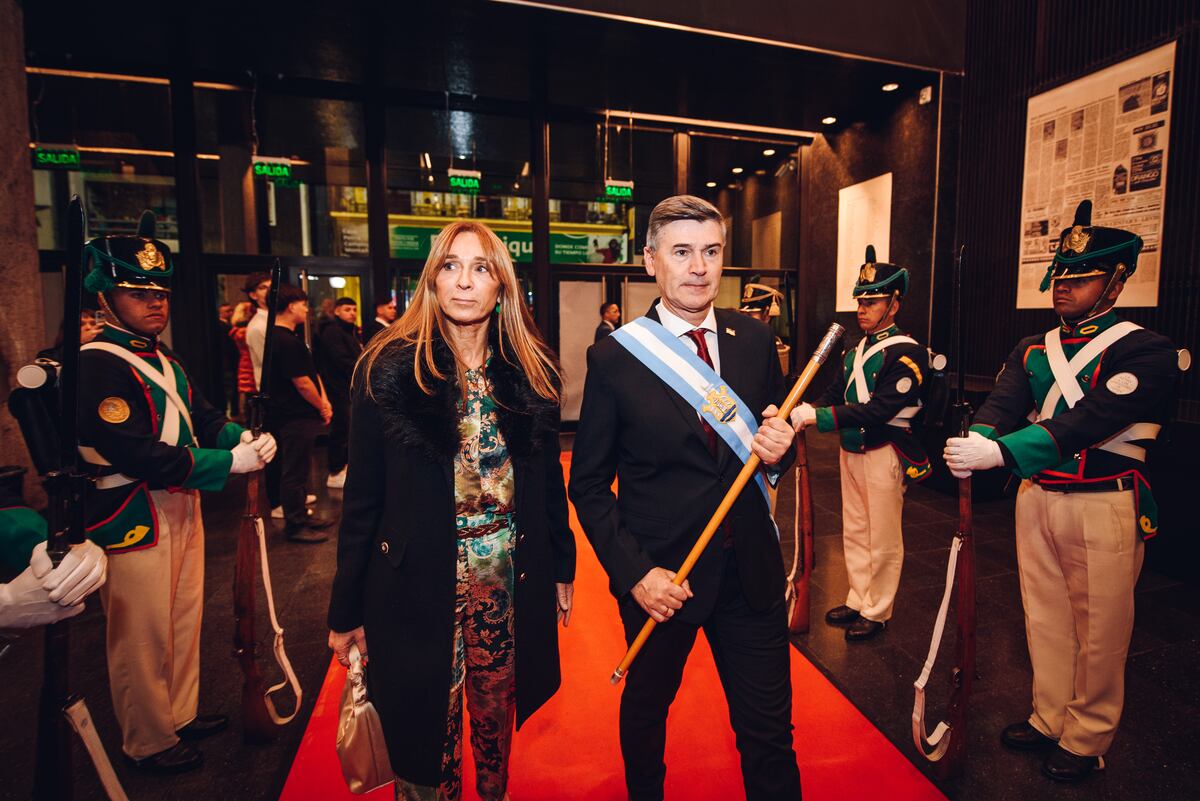 El intendente Daniel Passerini ingresó al Teatro Comedia, para presidir la entrega de los Premios Jerónimo Luis de Cabrera. (Municipalidad de Córdoba)