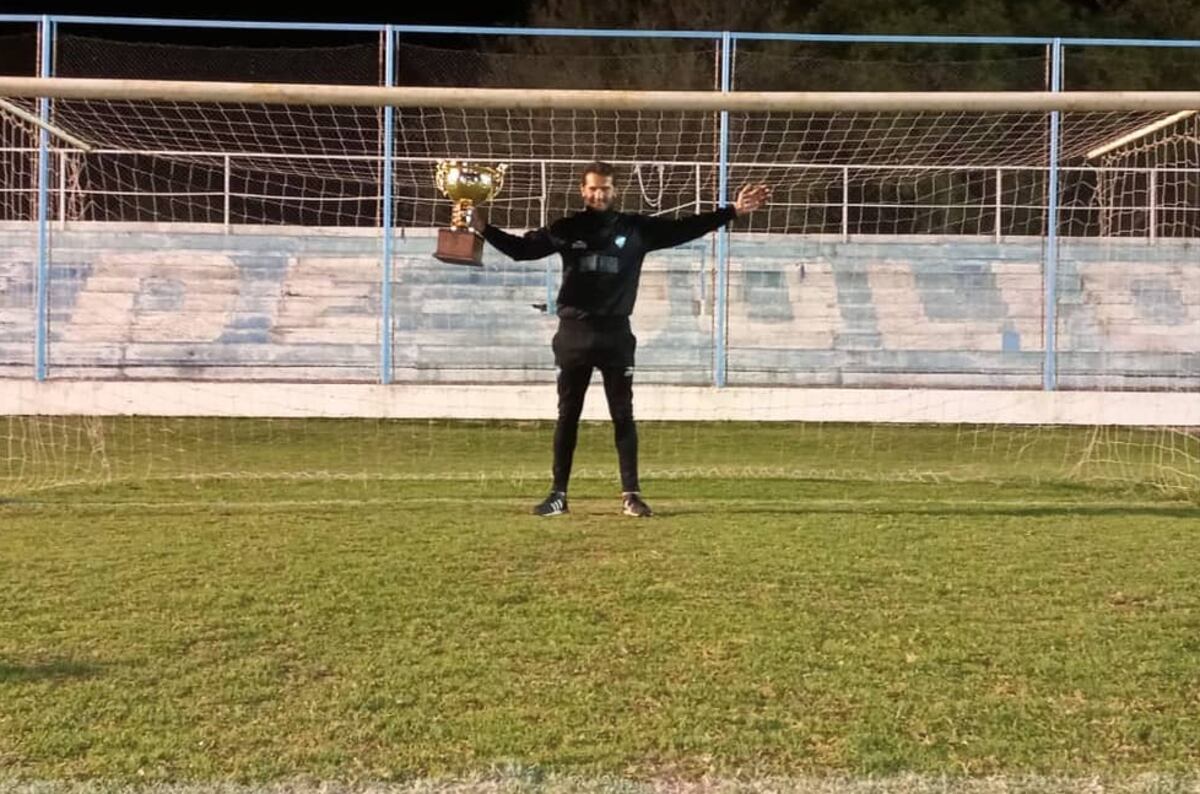 Iván Castro, arquero de 9 de Julio de Río Tercero, sigue sumando títulos a una carrera increíble en el interior cordobés. (Gentileza Facebook Iván Castro).