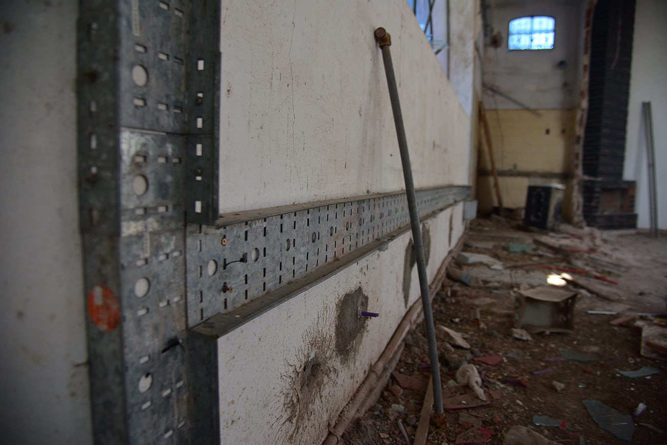 Los ladrones sacaron los cables y destrozaron la instalación.
Foto: Pedro Castillo / La Voz