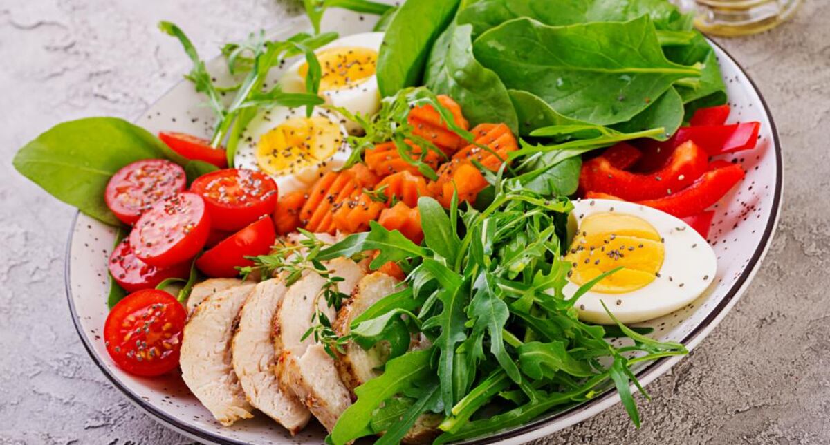 Combinar colores y texturas en tus ensaladas te asegura una buena combinación de nutrientes en un plato fresco y sabroso con un buen aporte de agua. (Freepik)