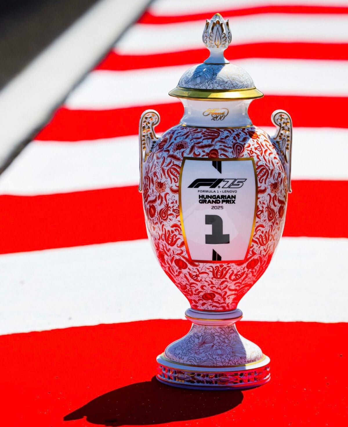 El preciado trofeo que se entrega al gabnador del Gran Premio, hecho en Porcelana y que es una verdadera obra de arte. (gentileza)