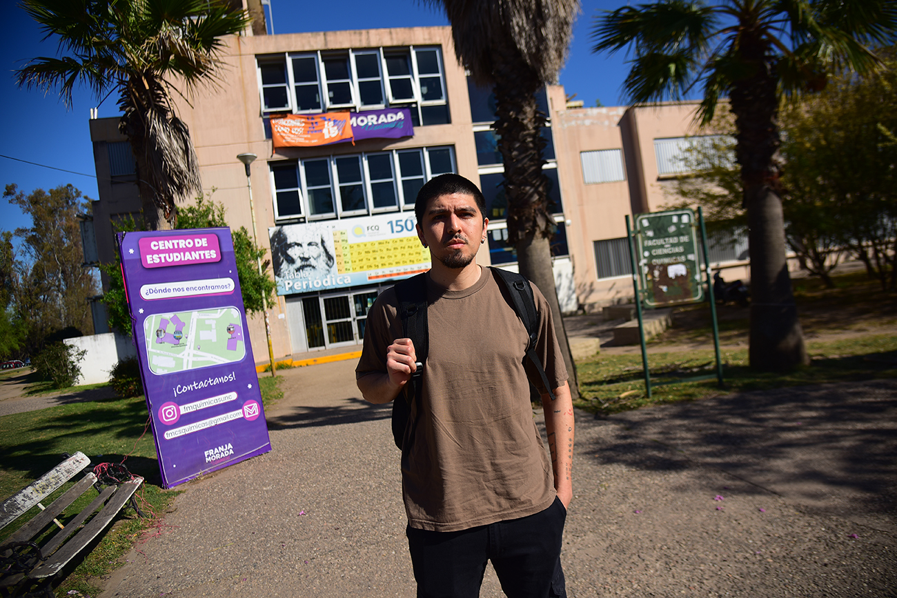 Tomás Bargas (25), estudiante de Biotecnología en la Facultad de Ciencias Químicas de la UNC. (Foto: Pedro Castillo / La Voz