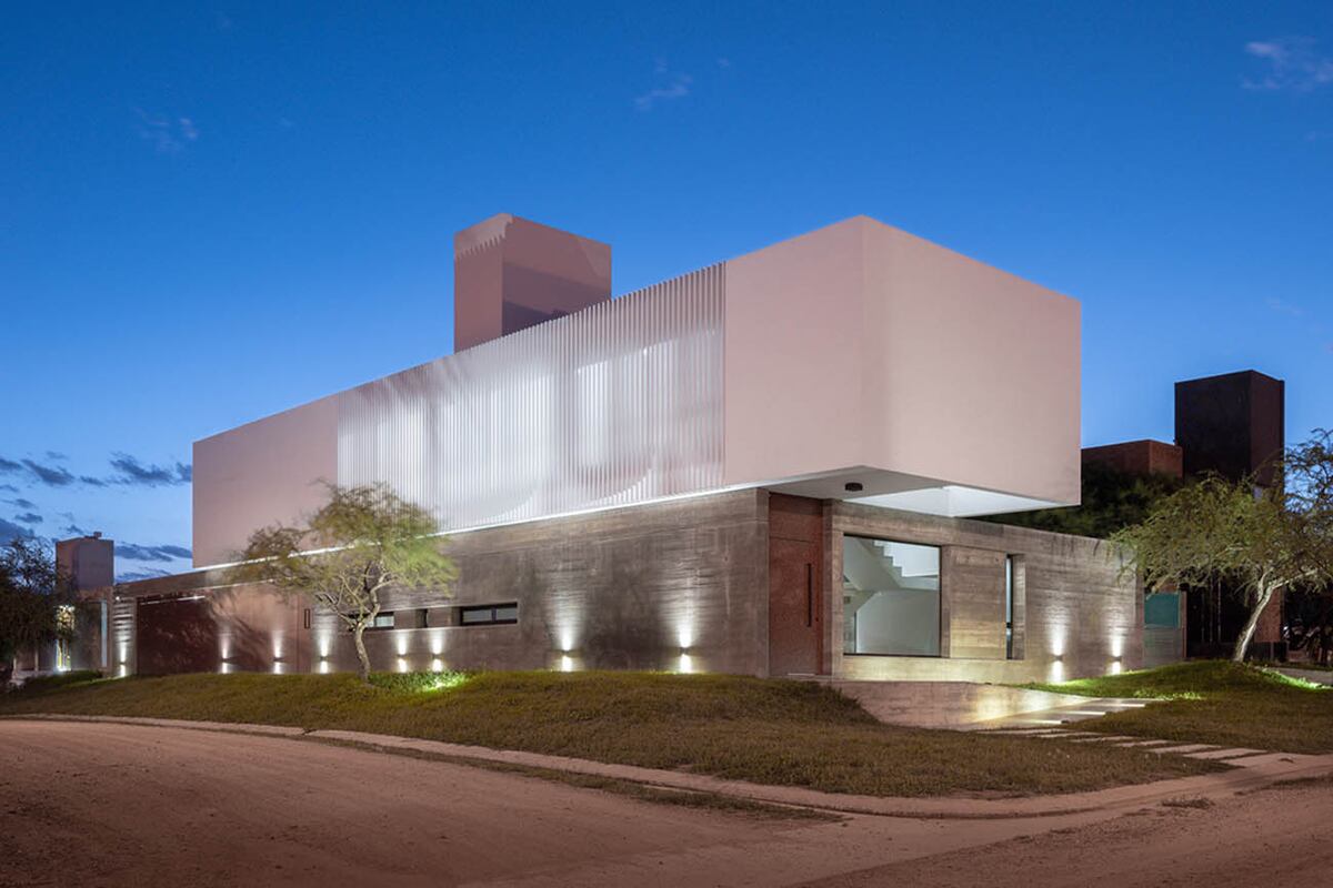 Los parasoles generan escenarios que elevan la estética de la propiedad (proyecto Casa CM, estudio MZ arquitectos).