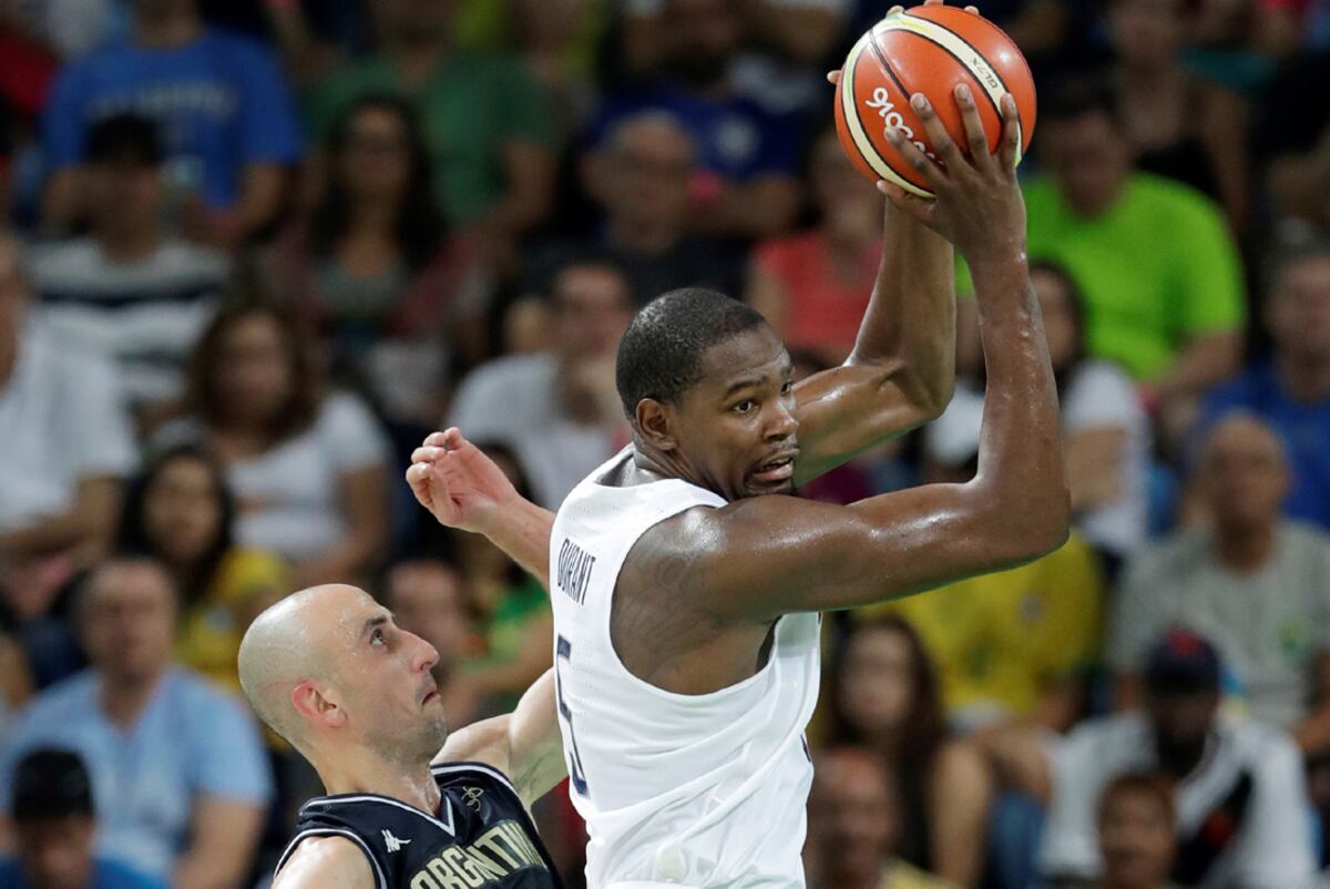 Kevin Durant, estrella de Brooklyn Nets, enfrentando a Manu Ginóbili en Rio 2016. (AP)