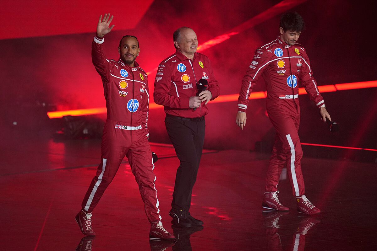 El piloto de Ferrari Lewis Hamilton, el director del equipo Ferrari Frederic Vasseur y el piloto de Ferrari Charles Leclerc. (AP)