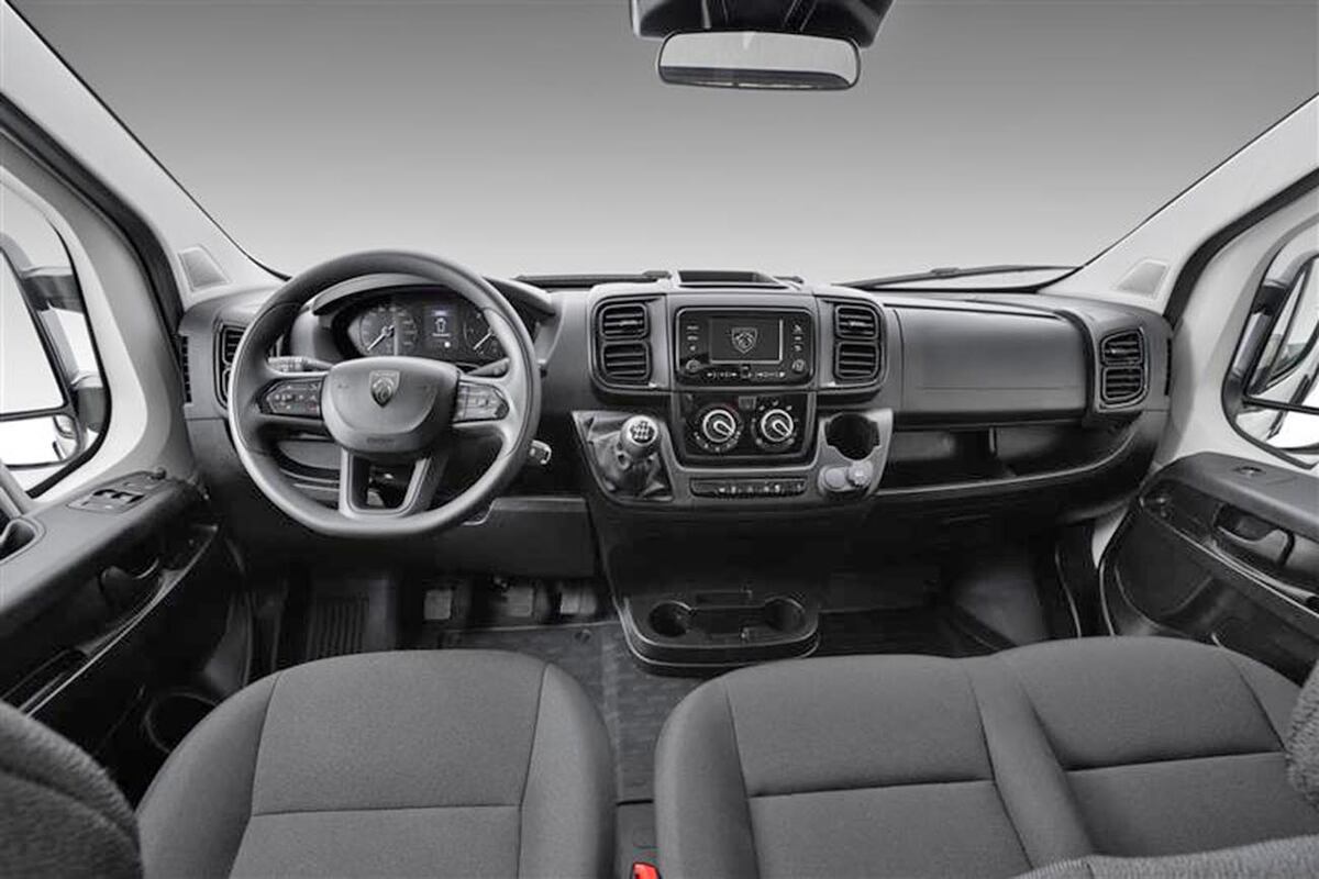 El nuevo clúster combina tecnología y practicidad, trayendo dos indicadores analógicos de velocidad y revoluciones por minuto, acompañados de una pantalla digital de 3,5" en tecnología TFT en blanco y negro.