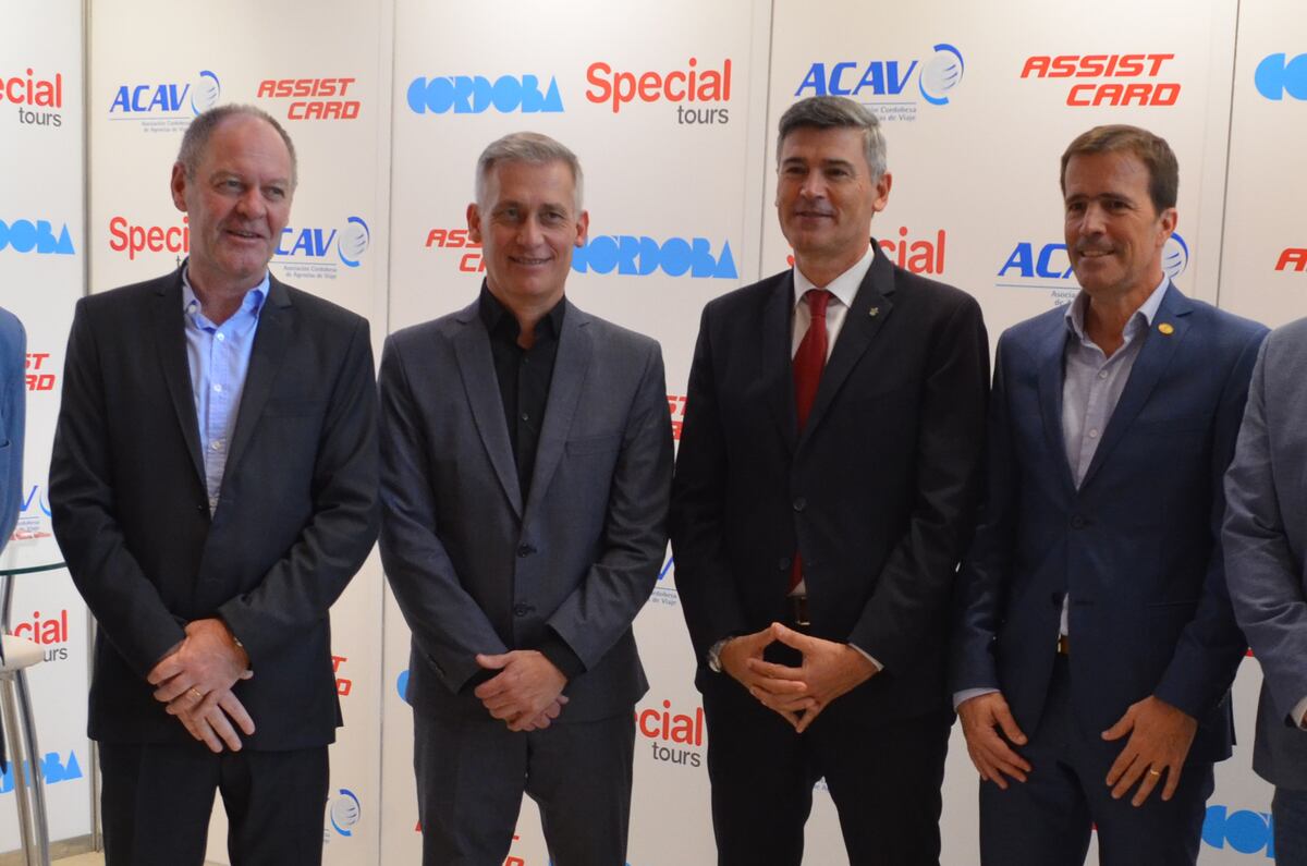 Autoridades. De izquierda a derecha: Jorge Sartori, presidente de la ACAV; el presidente de la Agencia Córdoba Turismo, Esteban Avilés; el viceintendente de la Ciudad de Córdoba, Daniel Passerini y el presidente de la Federación Argentina de Asociaciones de Empresas de Viajes y Turismo (Faevyt), Andrés Deyá. (Gentileza: Redacción Voy)