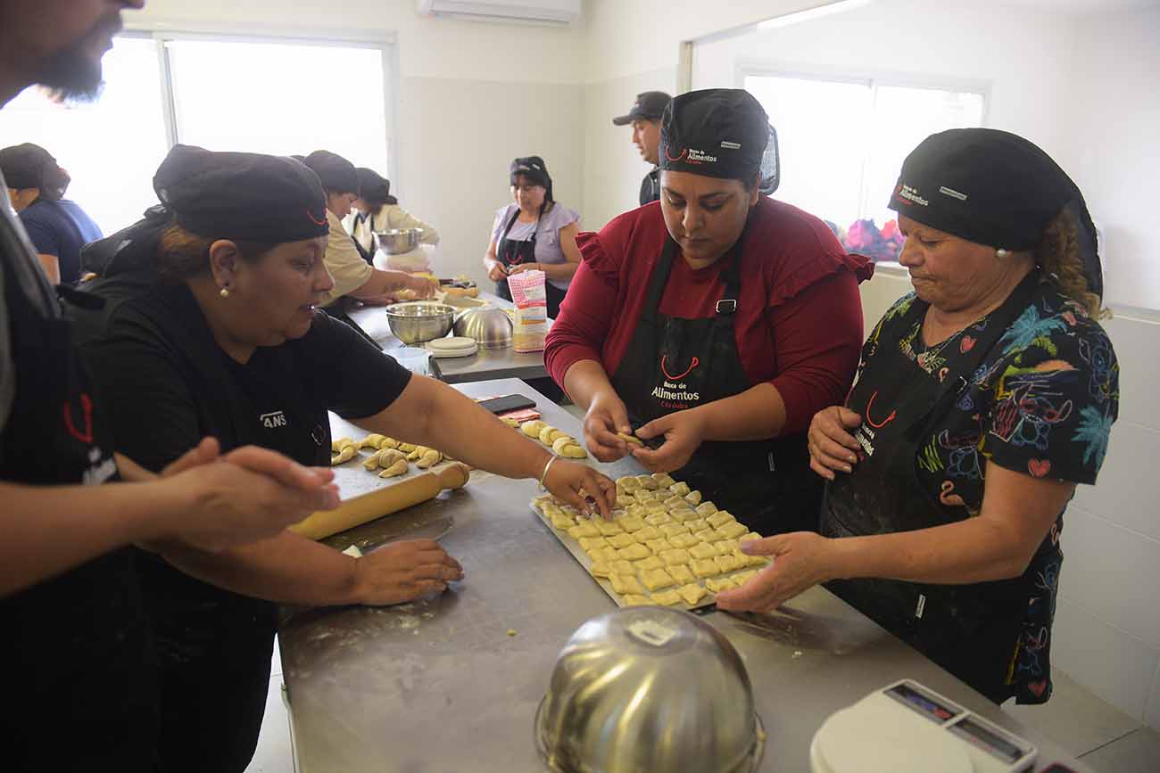 Cocina Escuela Solidaria. En medio de una crisis económica creciente, el Banco de Alimentos de Córdoba dicta talleres de cocina para referentes de los comedores sociales que asiste en la ciudad. (José Gabriel Hernández / La Voz)