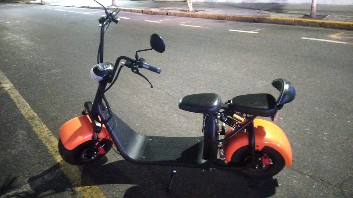 Reventó una vidriera y se robó un scooter en Córdoba: quiso escapar a pie y quedó detenido. (Gentileza)