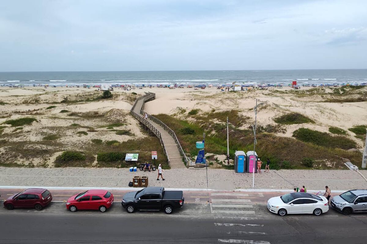 Sol todo el día sobre la playa ya que no hay grandes edificios sobre la línea de playa. (Foto: Carlos Máximo Ferreyra)