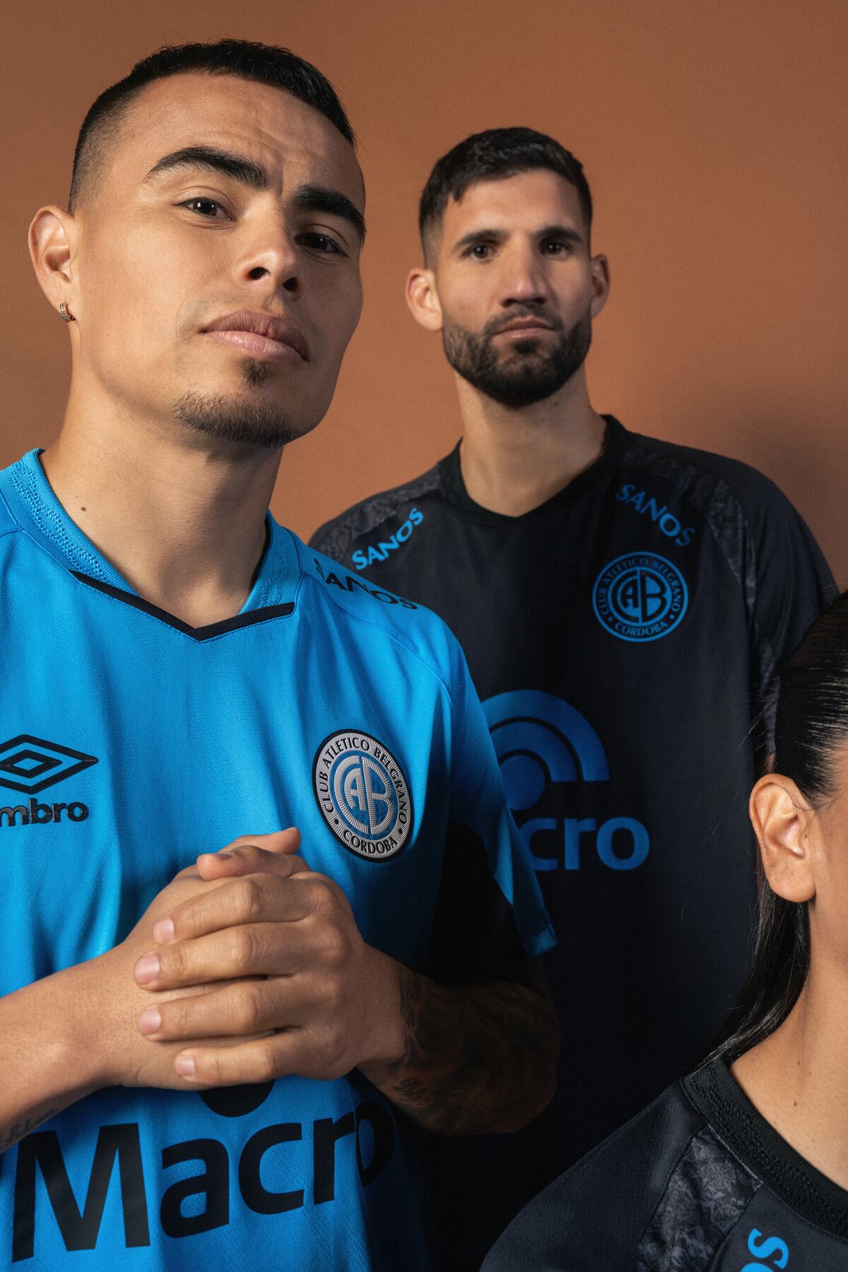 Las fotos de Belgrano con los detalles de sus nuevas remeras. (Prensa Belgrano)