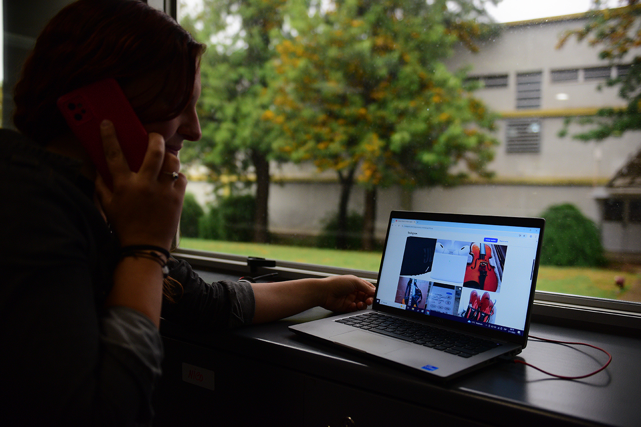 Brecha digital: la conectividad significativa femenina es menor. (José Gabriel Hernández / La Voz)