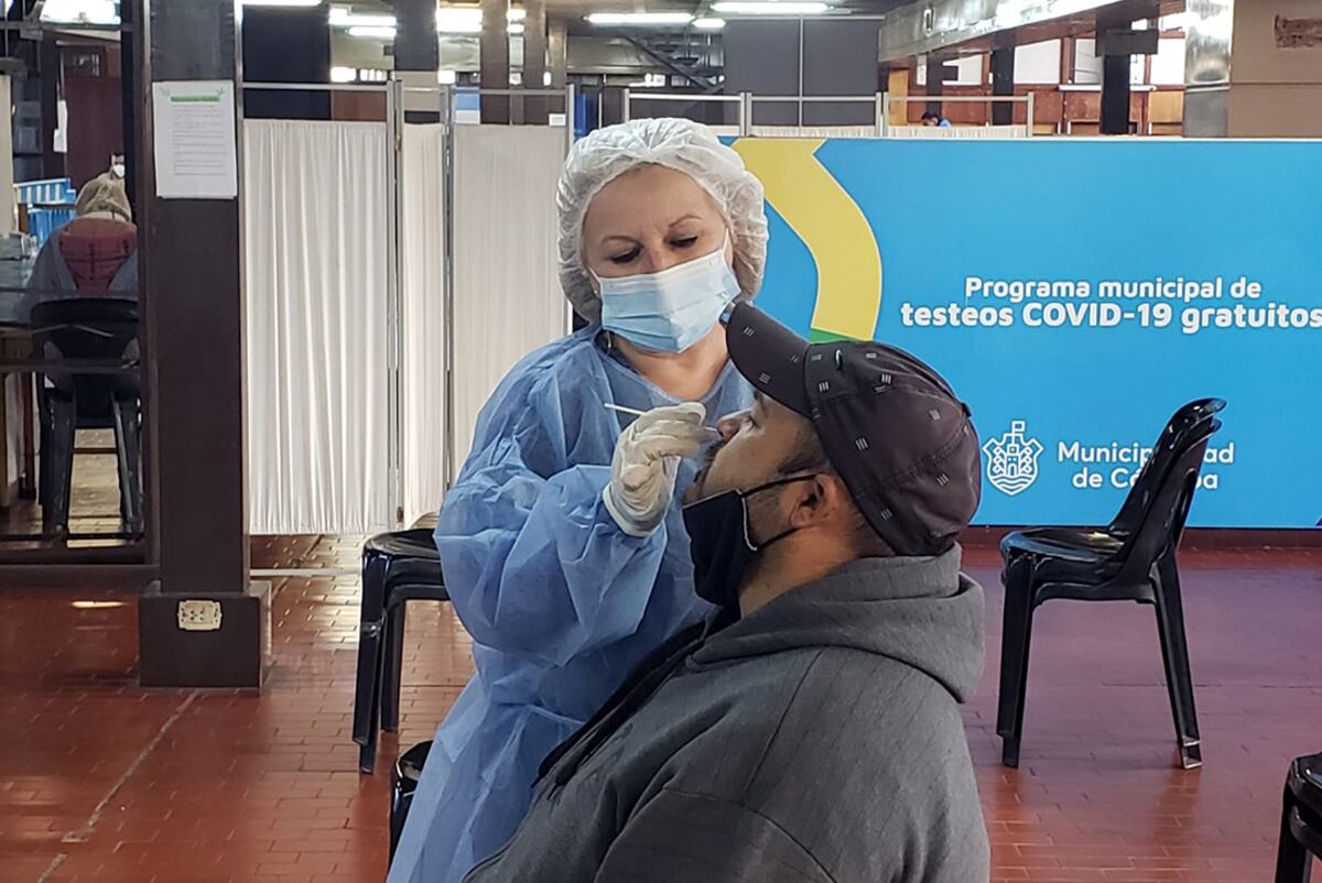 Hisopados en el ex Registro Civil de avenida Colón. (Ramiro Pereyra / La Voz)