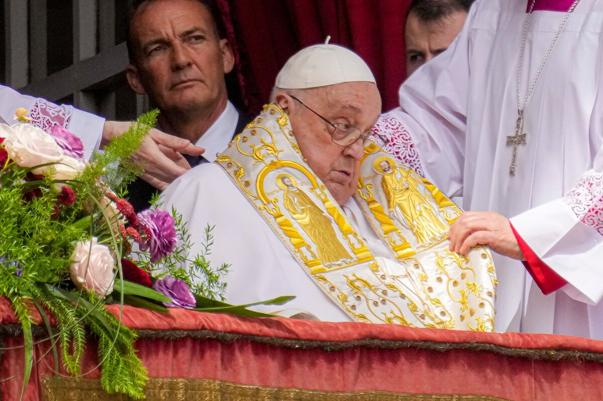 El papa Francisco aparece en la logia central de la Basílica de San Pedro para ofrecer la bendición Urbi et Orbi ("a la ciudad y al mundo" en latín) tras la misa de Pascua presidida por el cardenal Angelo Comastri en la plaza de San Pedro en el Vaticano, el domingo 20 de abril de 2025. (AP Foto/Gregorio Borgia)