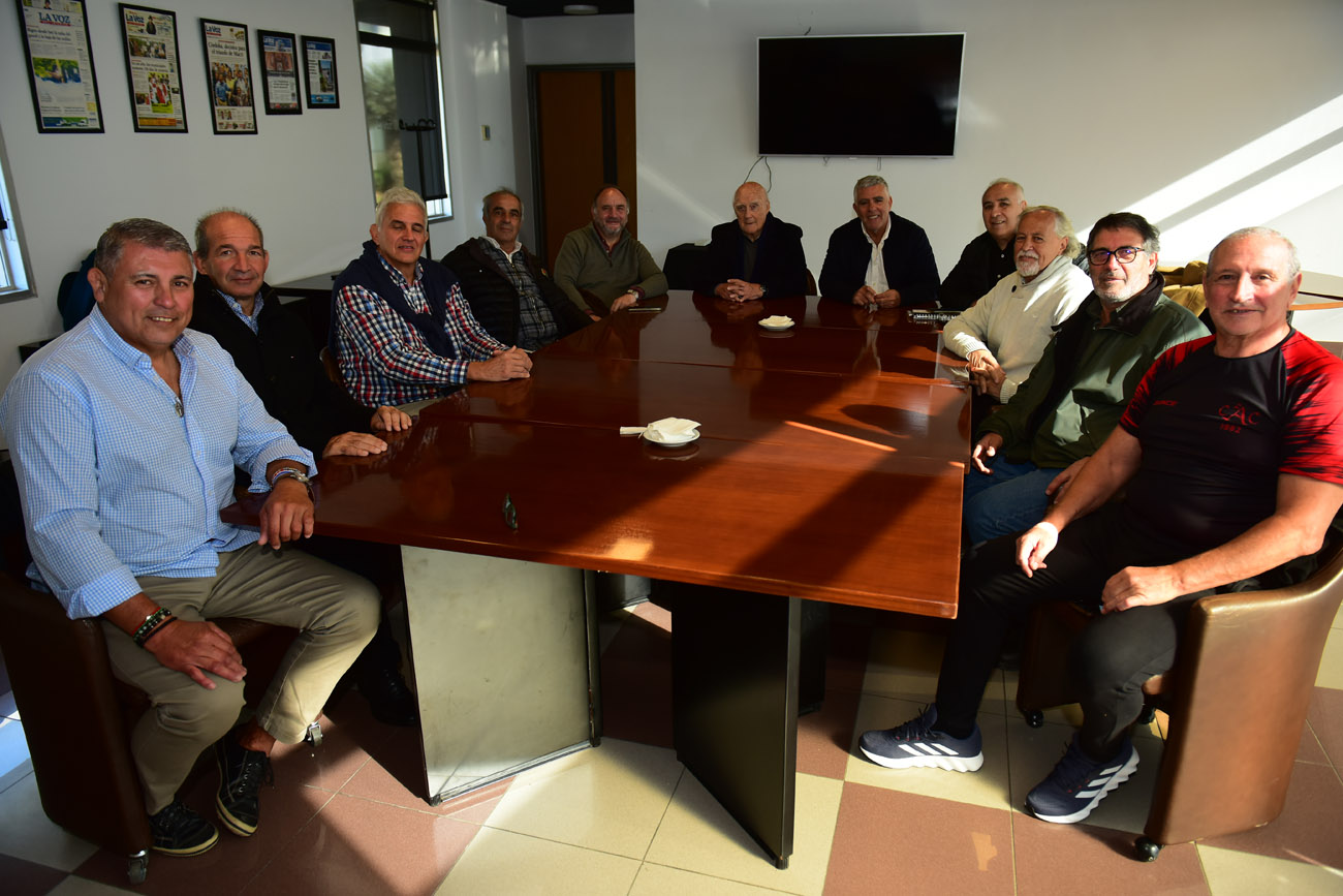 Jugadores del seleccionado de rugby de Córdoba que enfrentaron a los All Blacks hace 40 años, en en su visita a la sede integral de La Voz. (Nicolás Bravo / La Voz)