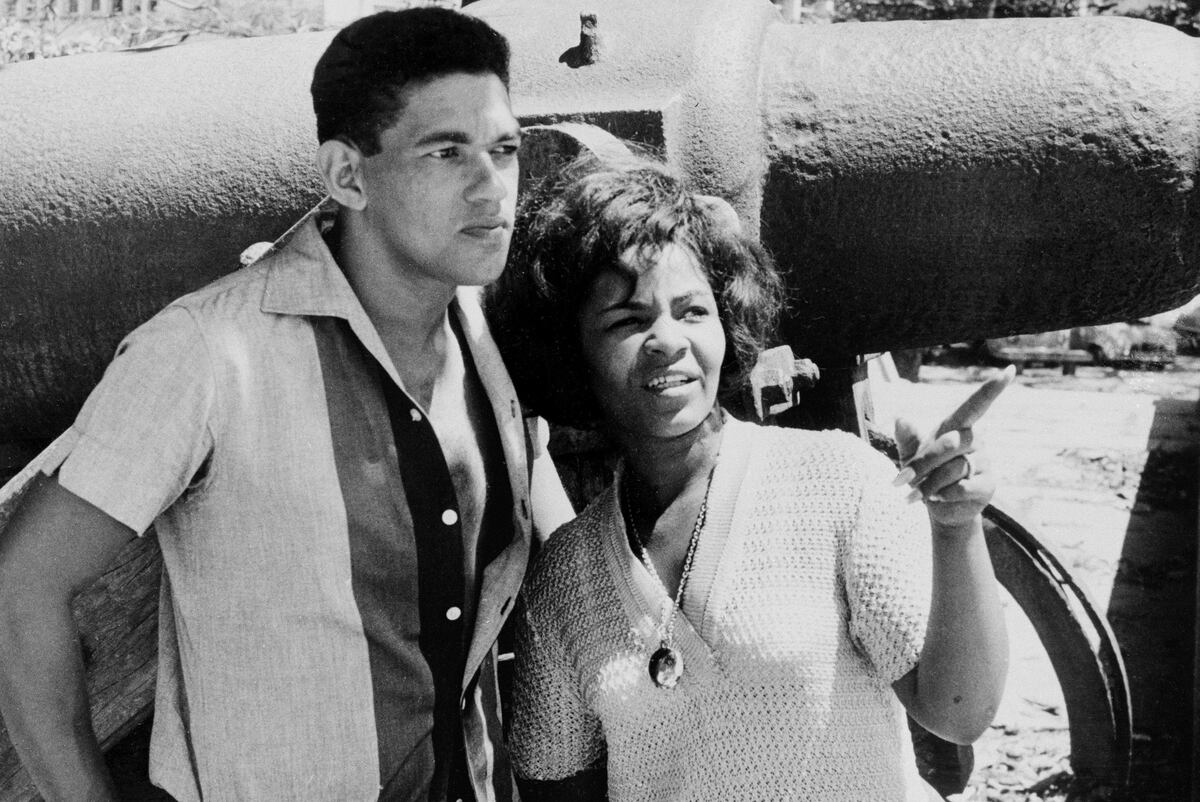Elza Soarez y el futbolista Garrincha (AP)