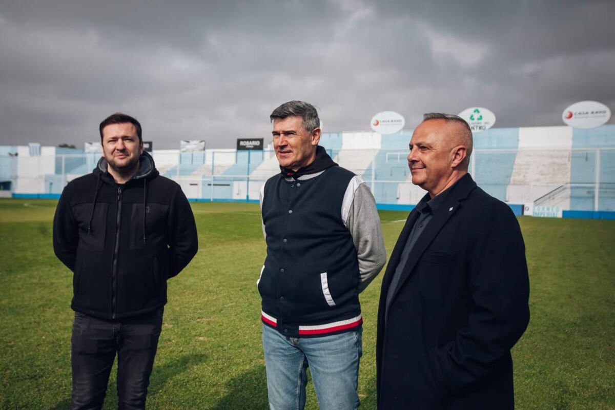 El intendente Daniel Passerini, junto al presidente de Racing de Nueva Italia, Manuel Pérez y Eduardo Ramírez, subsecretario de Movilidad. (Municipalidad de Córdoba)