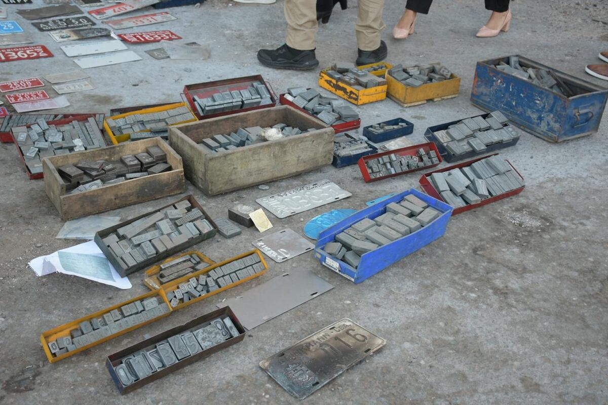 Secuestro de patentes truchas en barrio Pueyrredón (Policía).