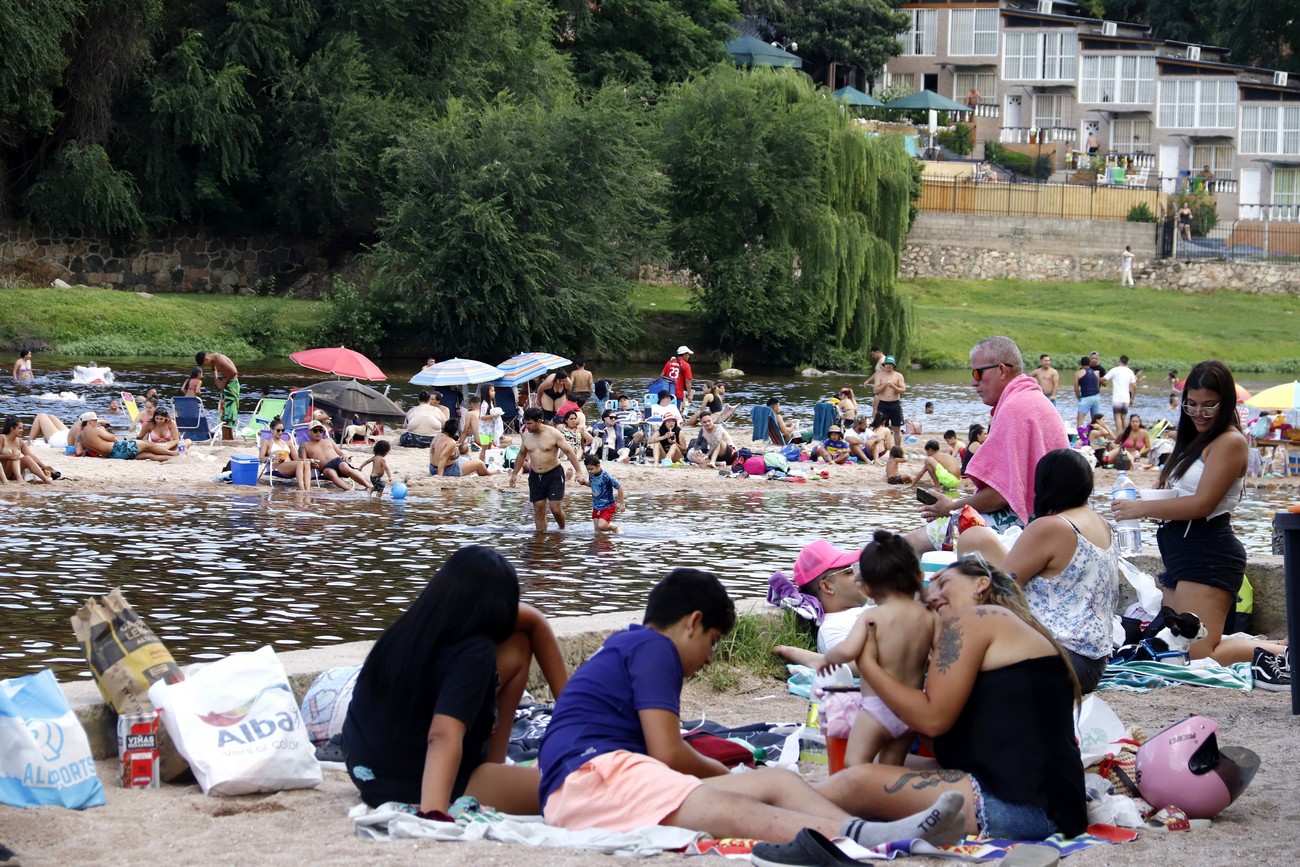 Turistas en el balneario Playas de Oro, de Carlos Paz, en el "finde" largo de noviembre pasado. (La Voz)