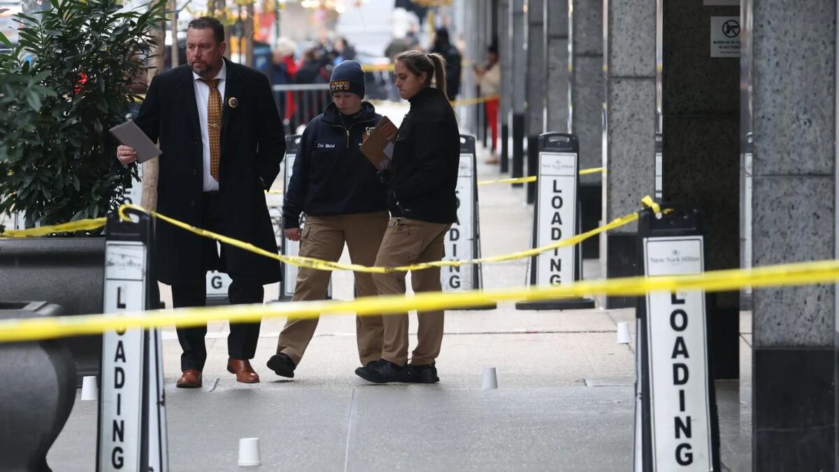 Policías de Nueva York investigan en la escena de un crimen en el que murió tiroteado Brian Thompson, director ejecutivo de la aseguradora de UnitedHealthcare, este 4 de diciembre de 2024, en Nueva York. EFE/Justin Lane