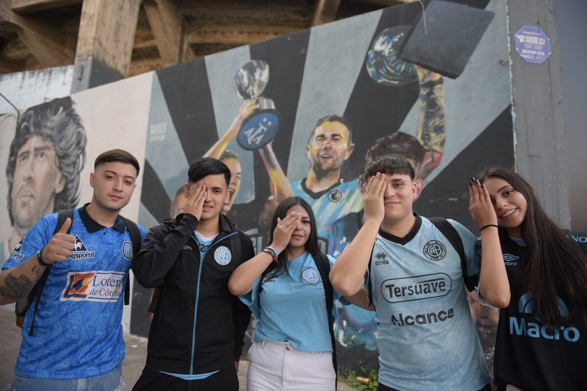 Los hinchas de Belgrano en la previa (José Hernández / La Voz)