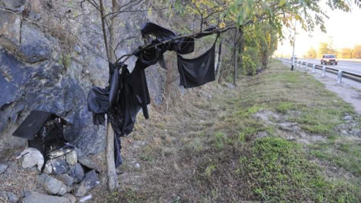 Trapos negros. Flamean a la salida de Carlos Paz, en una ermita levantada por un promesante en honor a San La Muerte. (Nicolás Bravo / La Voz)