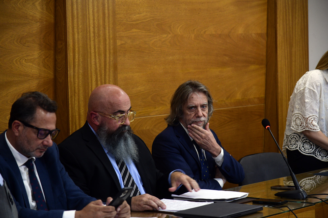 Acusación. El fiscal Enrique Gavier (derecha) y algunos de los querellantes en el juicio que se inició este lunes. (Ramiro Pereyra / La Voz)