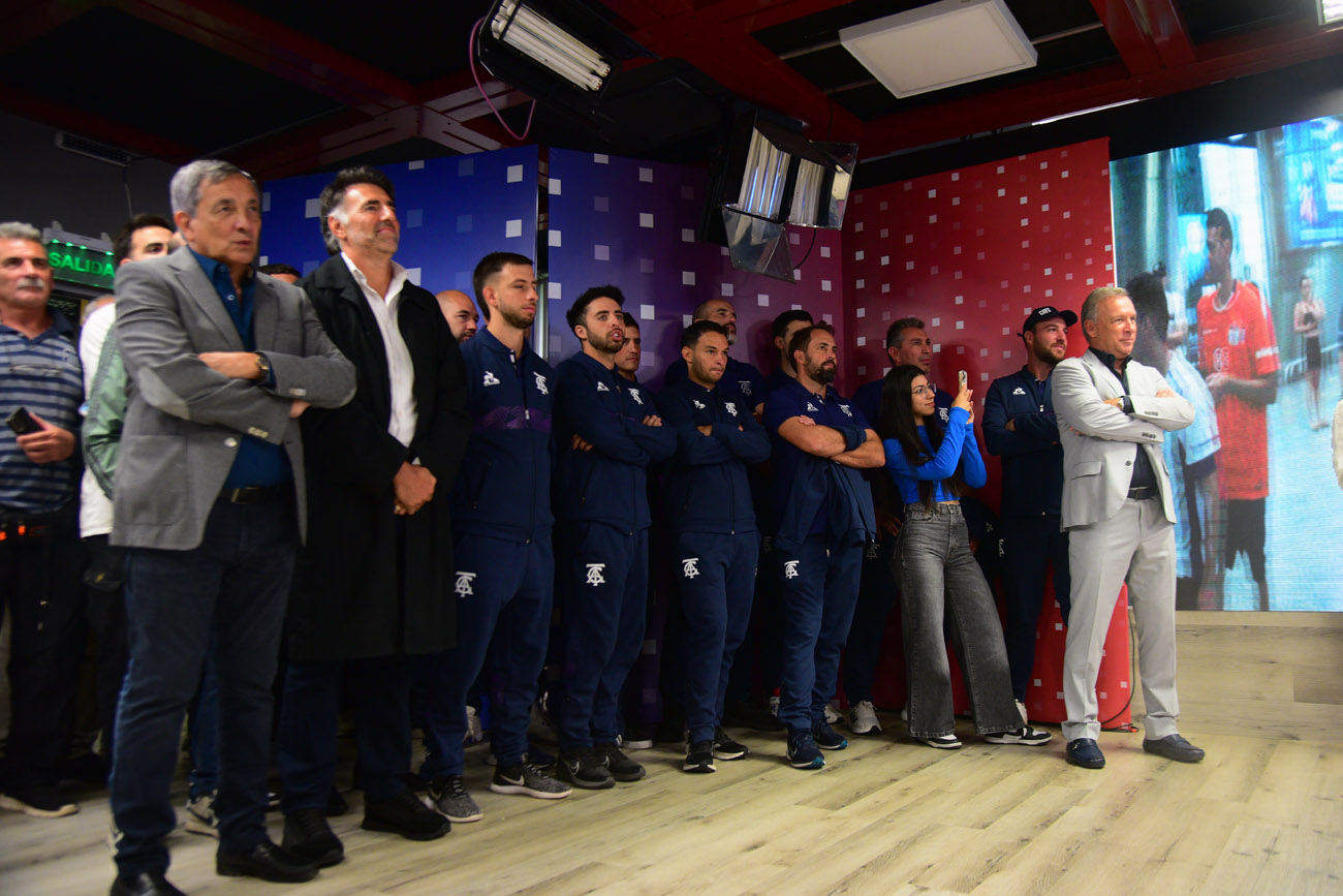 El plantel de Talleres festejó la Supercopa Internacional Mostaza con un brindis en la redacción de La Voz . (Nicolás Bravo / La Voz)