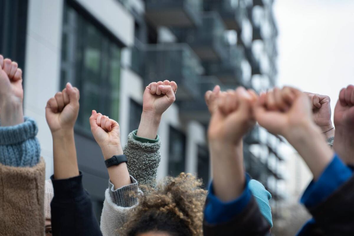 Ciudadanos protestando en contexto de democracia (Freepik)