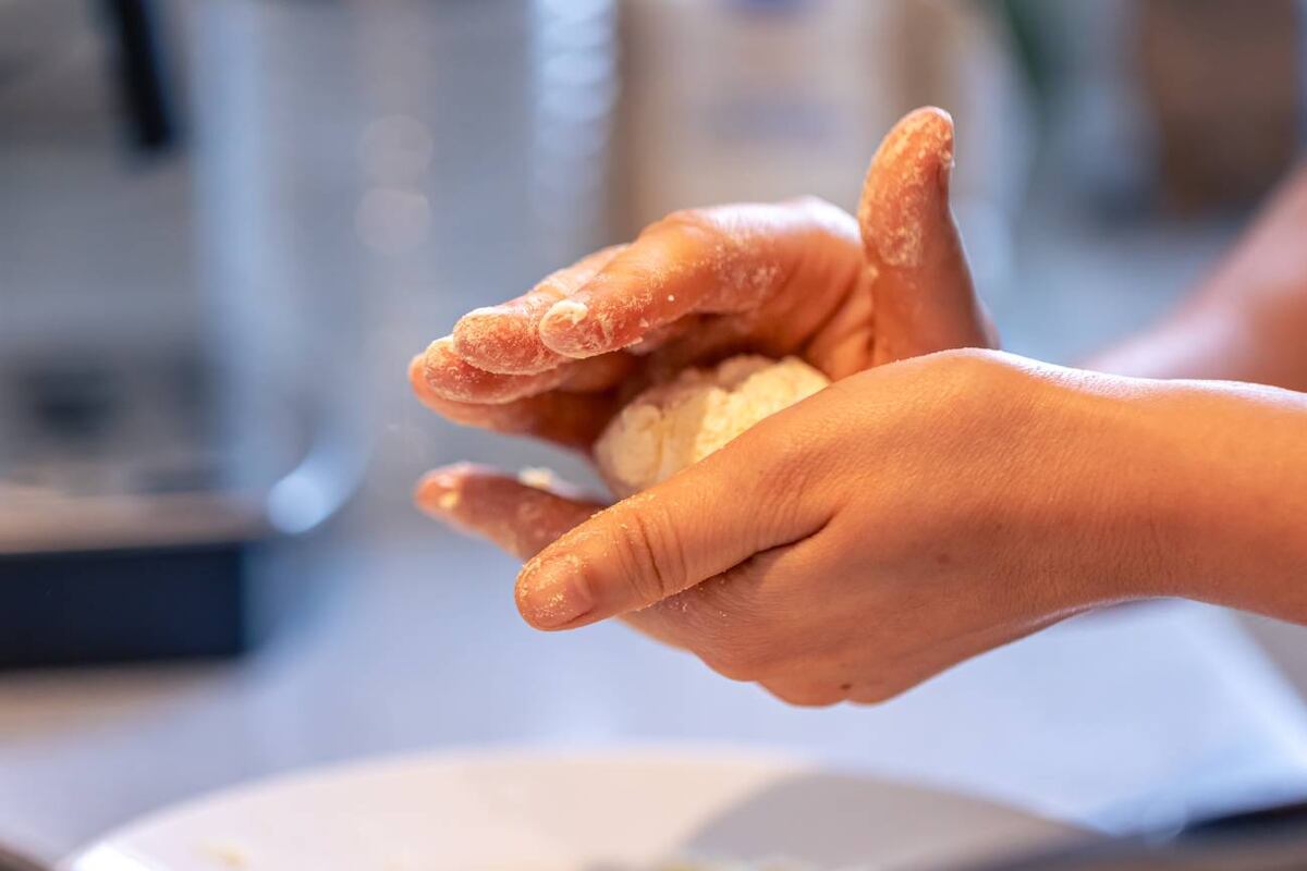 Esta masa casera de empanadas, hecha sin harina de trigo, es fácil, saludable y lista en solo 25 minutos. Ideal para horno o fritura, y perfecta para quienes buscan recetas sin gluten. (Freepik)