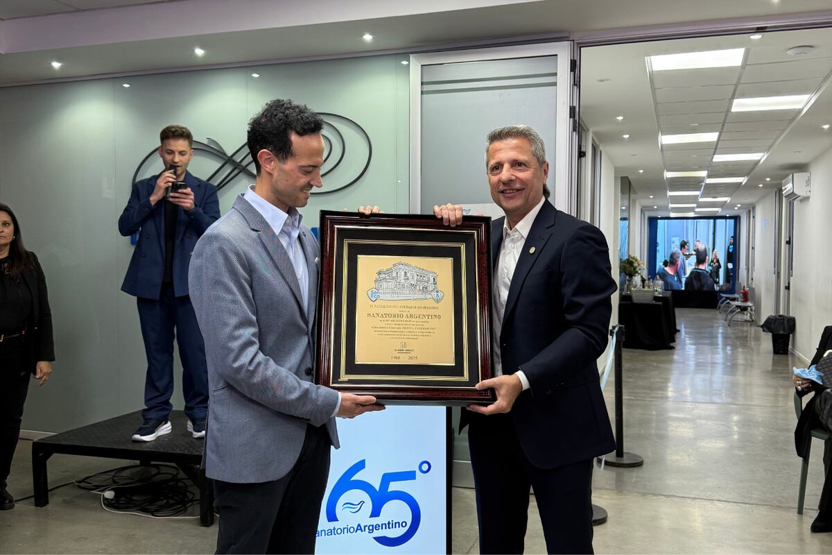 El intendente de San Francisco, Damián “Peta” Bernarte entregando la Distinción a Federico Casermeiro por los 65 años del Sanatorio Argentino.